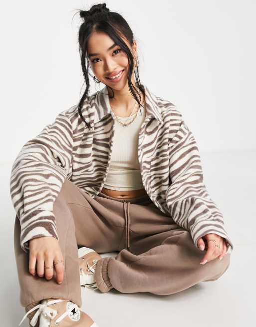 ASOS DESIGN – Oversize-Hemdjacke in Braun mit Zebramuster, 2 von 4