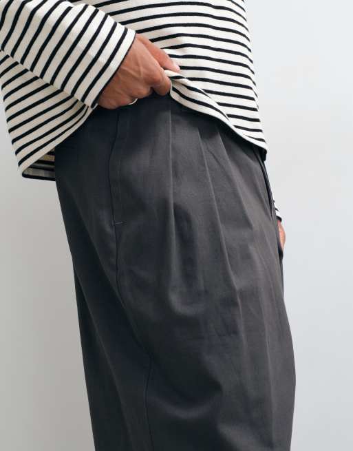 ASOS DESIGN Oversize-Hose mit schmal zulaufendem Bein in Anthrazit mit dreifacher Bundfalte, 2 von 5