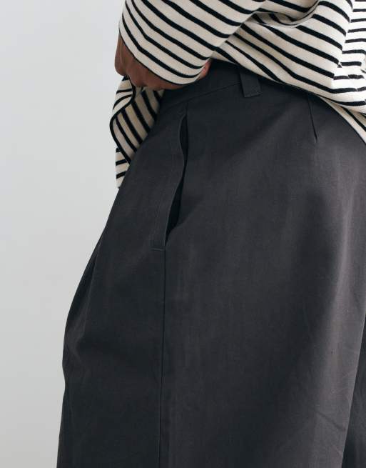 ASOS DESIGN Oversize-Hose mit schmal zulaufendem Bein in Anthrazit mit dreifacher Bundfalte, 4 von 5