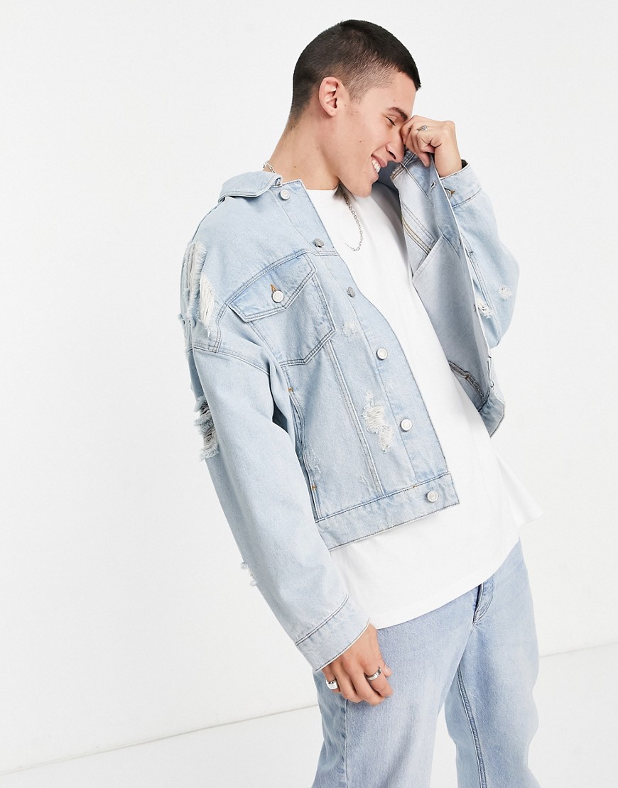 asos design -  – Oversize-Jeansjacke in mittelblauer Waschung mit Zierrissen