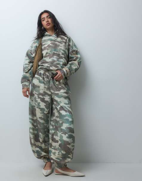 ASOS DESIGN Oversize Jogger im Military-Muster als Kombiteil - view 1
