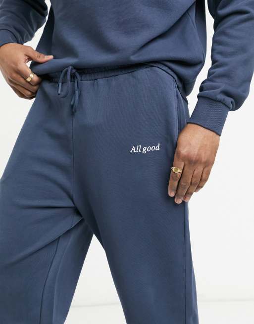 ASOS DESIGN – Oversize-Jogginghose in verwaschenem Marineblau mit Textprint, Kombiteil, 3 von 4