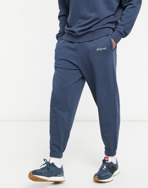 ASOS DESIGN – Oversize-Jogginghose in verwaschenem Marineblau mit Textprint, Kombiteil, 4 von 4