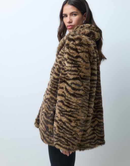 ASOS DESIGN oversize kappa i fuskpäls med 80-talsaxlar i tigerprint, 3 av 4