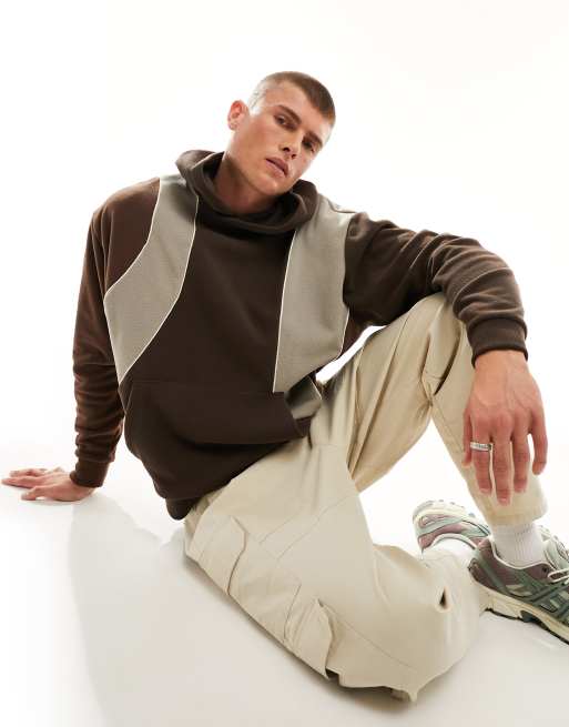ASOS DESIGN – Oversize-Kapuzenpullover aus Polarfleece in Braun mit geschwungenem Farbblockmuster