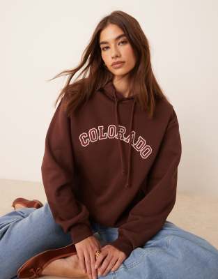 ASOS DESIGN - Oversize-Kapuzenpullover in Braun mit „Colorado"-Applikation