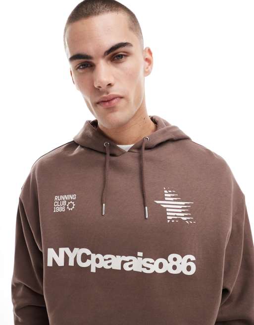 ASOS DESIGN – Oversize-Kapuzenpullover in Braun mit Print