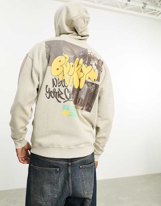 ASOS DESIGN – Oversize-Kapuzenpullover in verwaschenem Beige mit „Brooklyn“-Fotoprint auf dem Rücken