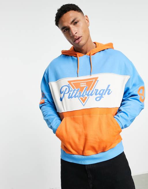 ASOS DESIGN – Oversize-Kapuzenpullover mit Blockfarbendesign in Blau und Orange und platzierten Prints