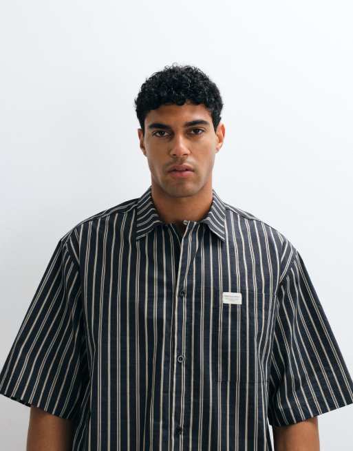 ASOS DESIGN oversize koszula w paski z detalem plisy i naszywką w czerni, 3 z 5