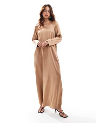 ASOS DESIGN - Oversize-Maxikleid aus Satin in Camel mit Rundhalsausschnitt-Braun