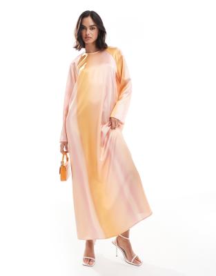 ASOS DESIGN - Oversize-Maxikleid aus Satin mit Rundhalsausschnitt und verblasstem Streifenmuster-Bunt