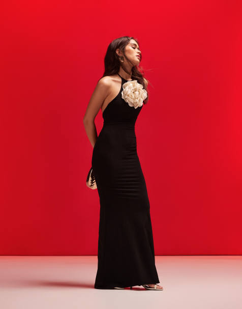 ASOS DESIGN – Oversize-Maxikleid in Schwarz mit tiefem Rückenausschnitt, Neckholder und Ansteckblume - view 1