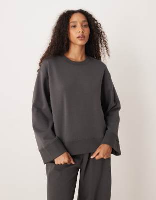 ASOS DESIGN - Oversize-Oberteil aus Interlock-Stoff in Anthrazit mit Rundhalsausschnitt-Grau