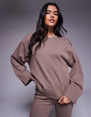 ASOS DESIGN - Oversize-Oberteil aus Interlock-Stoff in dunklem Taupe mit Rundhalsausschnitt-Keine Farbe