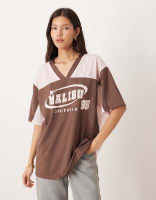 ASOS DESIGN - Oversize-Oberteil im Football-Stil in Schokobraun und Rosa-Rot