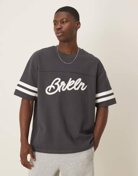 ASOS DESIGN – Oversize-Oberteil in Anthrazit mit Waffelstruktur und Stadtnamen-Applikation - view 1