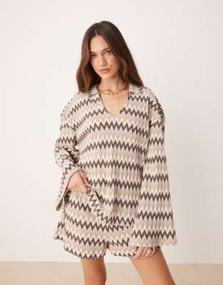 ASOS DESIGN - Oversize-Oberteil mit Rugby-Kragen und braunem Winkelstreifenmuster, Kombiteil-Bunt