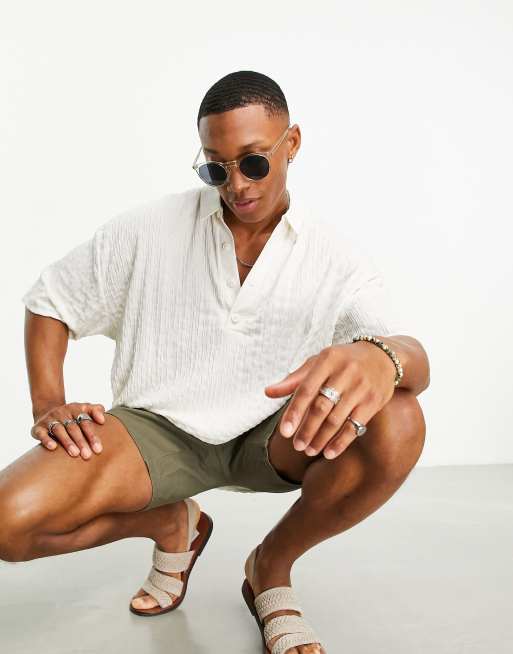 ASOS DESIGN – Oversize-Polohemd aus strukturiertem Material in Beige mit tiefem Reverskragen in V-Form