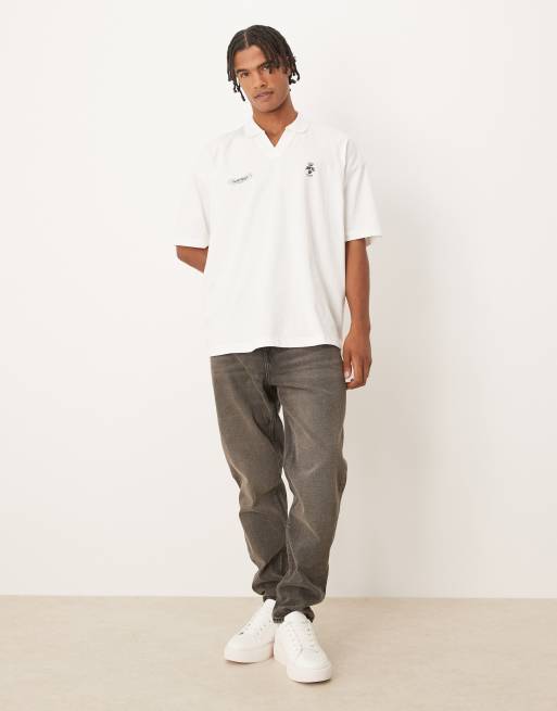 ASOS DESIGN – Oversize-Polohemd in Creme mit Wappenprint auf Brust und Rücken, 2 von 5