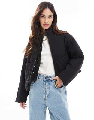 ASOS DESIGN - Oversize-Pufferjacke in Schwarz mit Kapuze und Stehkragen