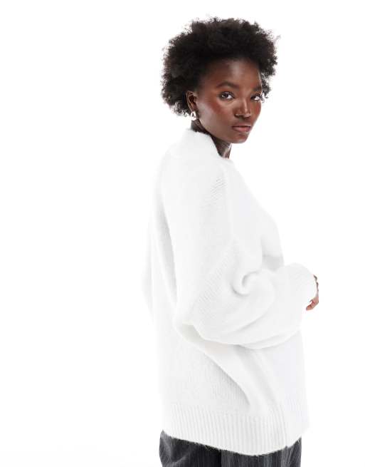 ASOS DESIGN – Oversize-Pullover aus flauschigem Garn in Cremeweiß mit V-Ausschnitt, 4 von 4