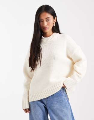 ASOS DESIGN - Oversize-Pullover aus glattem Garn in Cremeweiß mit Rundhalsausschnitt und geschwungenem Saum