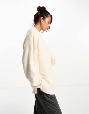 ASOS DESIGN - Oversize-Pullover aus strukturiertem Bouclé-Garn in Creme-Weiß