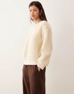 ASOS DESIGN - Oversize-Pullover aus Teddyfell in Cremeweiß