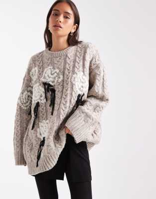 ASOS DESIGN - Oversize-Pullover in Hellbeige mit Blumenstickerei und Zopfmuster-Neutral