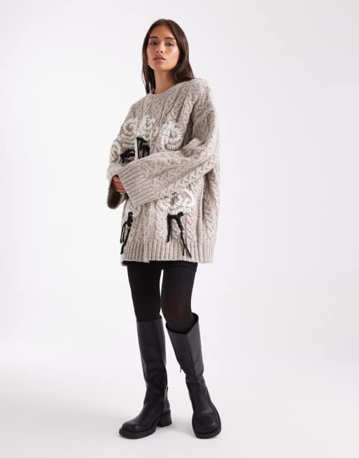 ASOS DESIGN – Oversize-Pullover in Hellbeige mit Blumenstickerei und Zopfmuster, 4 von 4