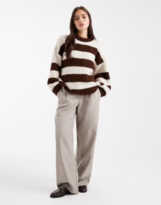 ASOS DESIGN - Oversize-Pullover mit Rundhalsausschnitt und cremeweißen und braunen Streifen-Brown