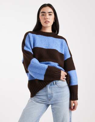 ASOS DESIGN - Oversize-Pullover mit Rundhalsausschnitt und Streifen in Schokobraun und Blau