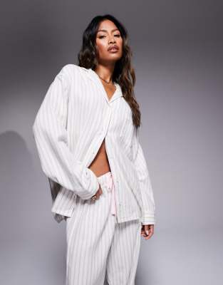 ASOS DESIGN - Oversize-Pyjama aus angerautem Webstoff in Grau gestreift mit Hemd und Hose