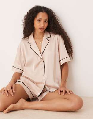 ASOS DESIGN - Oversize-Pyjama aus Satin in Hellrosa mit kurzärmligem Hemd und Shorts