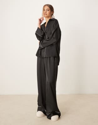 ASOS DESIGN - Oversize-Pyjama aus Satinhemd und -hose-Schwarz