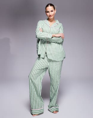 ASOS DESIGN - Oversize-Pyjama aus Webstoff in Grün gestreift und Geschenkbeutel