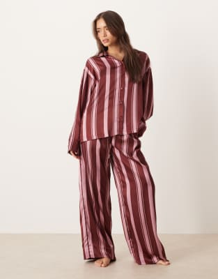 ASOS DESIGN - Oversize-Pyjama in Burgunderrot mit Hemd und Hose aus Satin mit Streifen-Bunt