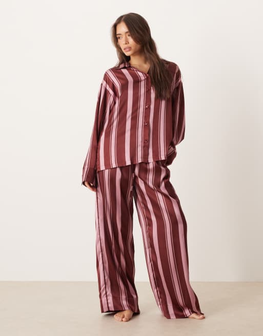 ASOS DESIGN – Oversize-Pyjama in Burgunderrot mit Hemd und Hose aus Satin mit Streifen