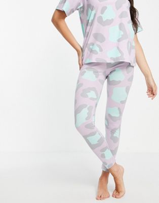 ASOS DESIGN – Oversize-Pyjamaset aus Jersey mit T-Shirt und Leggings in Lila mit Tiermuster