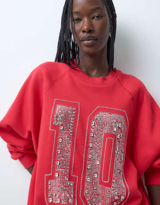 ASOS DESIGN Oversize-Raglan-Sweatshirt mit mit Kristallen besetzter Varsity-Zahl in Rot, 3 von 5