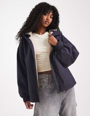 ASOS DESIGN - Oversize-Regenmantel in Marineblau mit Fleecefutter-Grün