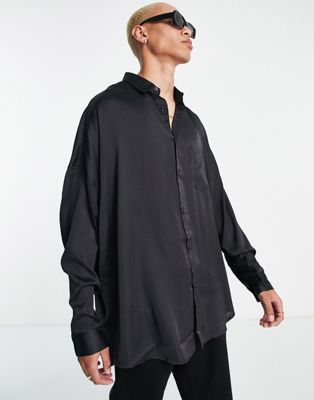 ASOS DESIGN – Oversize-Satinhemd in Schwarz mit nach hinten abfallendem Saum