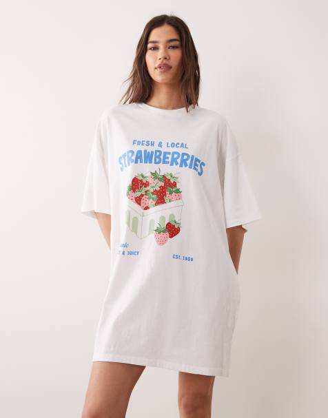 ASOS DESIGN – Oversize-Schlaf-T-Shirt in Cremeweiß mit Erdbeer-Print - view 1