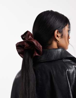 ASOS DESIGN - Oversize-Scrunchie aus Kunstleder in Burgunderrot