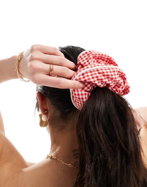 ASOS DESIGN – Oversize-Scrunchie-Haargummi mit Vichykaromuster in Rot, 2 von 4
