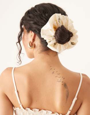 ASOS DESIGN - Oversize-Scrunchie mit Stickerei-Weiß