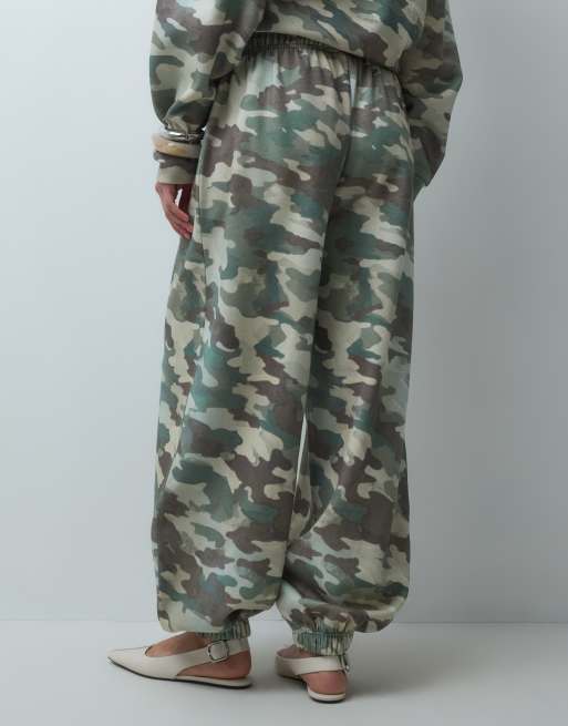 ASOS DESIGN oversize set med joggers i kamouflagemönster, 5 av 5