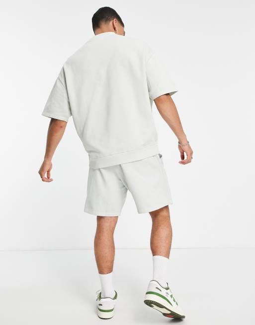 ASOS DESIGN Oversize Shorts aus Baumwolle in verwaschenem WeiB mit Cityprint WHITE ASOS