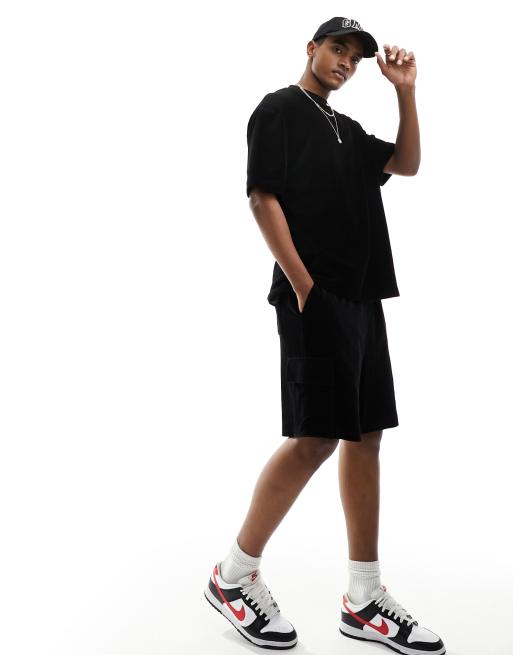 ASOS DESIGN – Oversize-Shorts aus geripptem Velours in Schwarz mit Cargo-Taschen